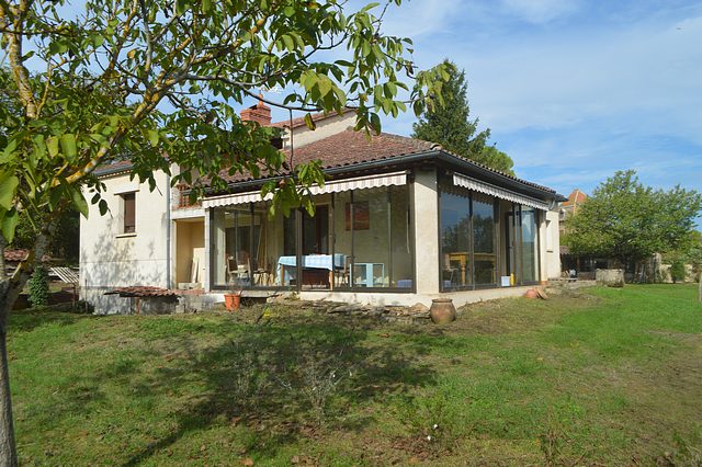 Cordes-sur-Ciel modern house with views of Cordes