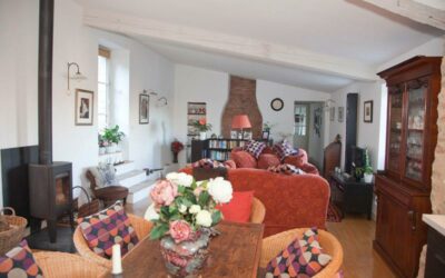 Village house with pretty garden and garage in Cordes-sur-Ciel.