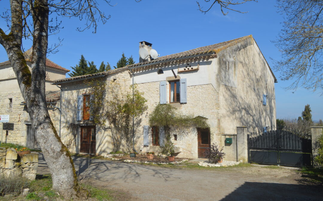 Charmante maison de village avec piscine et jardin près de Cordes-sur-Ciel