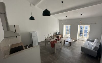 Réalmont, Appartement T3 au 1er étage de 62 m² habitables avec 1 place de parking dans un garage.