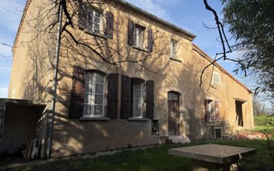 FAUCH, Grande maison en pierre à rénover de 203 m² habitables, garage de 40m² sur terrain de 3418 m² constructibles.