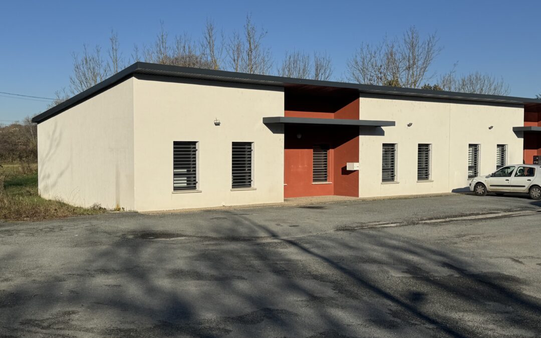 LOCAL PROFESSIONNEL de PLAIN-PIED de 80m2 à louer avec grand parking
