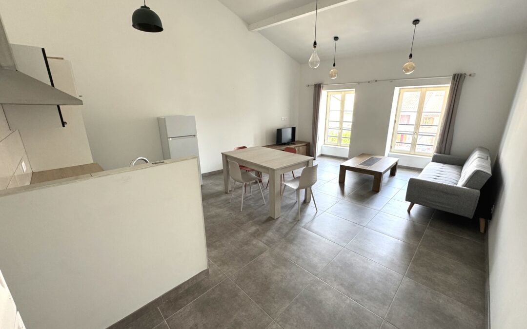 Réalmont, Appartement T3 au 1er étage de 62 m² habitables avec 1 place de parking dans un garage, Libre