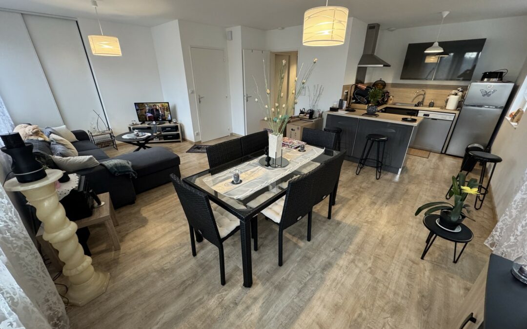 Réalmont, Appartement T3 au 1er étage de 65 m² + garage + places de parking, libre début septembre.