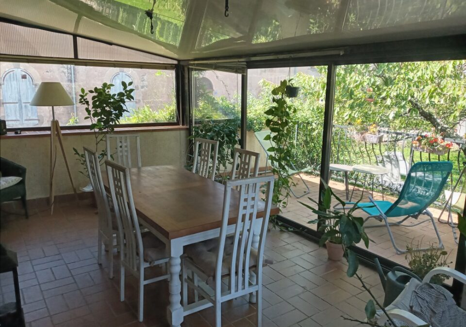 Réalmont, Maison T4 mitoyenne de 98 m² habitables sur deux niveaux sur terrain Clos de 511 m².