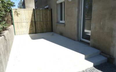 Réalmont, Appartement T2 en REZ DE CHAUSSEE de 38 m² climatisé + garage et terrasse extérieure.