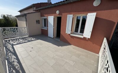 TERRE DE BANCALIE (Lafenasse), Maison de village 4 pièces de 80m² habitables avec terrasse et jardinet.