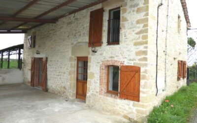 Lombers, Maison T4 en pierre de 110 m² habitables avec sortie/jardin et dépendance. Libre début Mai