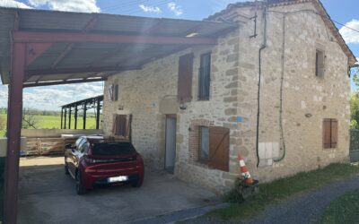 Lombers, Maison T4 en pierre de 110 m² habitables avec sortie/jardin et dépendance. Libre début Mai