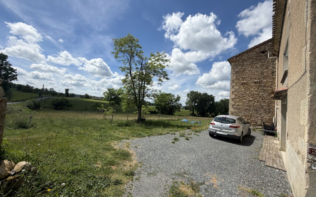 Montdragon, Maison en pierre T4 de 116 m² située en campagne, environnement calme.