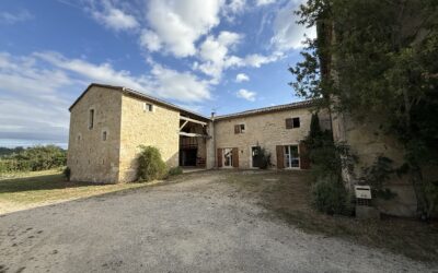 Montdragon, Maison T5 en pierre de 174m² habitables + deux box et une dépendance sur terrain d’environ 3400m²