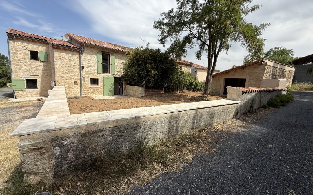Maison en pierre rénovée avec dépendances et vastes terrasse-126m2 habitables.